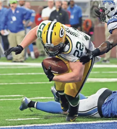  ?? MARK HOFFMAN / MILWAUKEE JOURNAL SENTINEL ?? Fullback Aaron Ripkowski scores a touchdown after catching a pass against the Lions on Sunday.