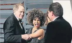  ?? DANNY MOLOSHOK / REUTERS ?? El productor Arthur Cohn agarra a la actriz Halle Berry en la fiesta de Vanity Fair