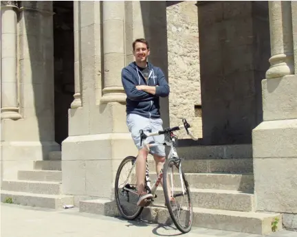  ?? Photo : Gavin Boutroy ?? Daniel DeGagné avec l’un de ses quatre vélos, à l’entrée des ruines de la Cathédrale.