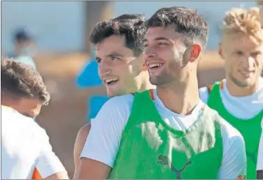  ??  ?? Hugo Duro y Guillamón, en un entrenamie­nto con el Valencia.