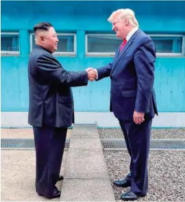  ??  ?? DIÁLOGO. Kim Jong-un y Donald Trump, ayer, en la frontera que divide a las Coreas.