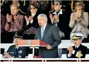  ??  ?? López Obrador da un discurso en un evento militar.