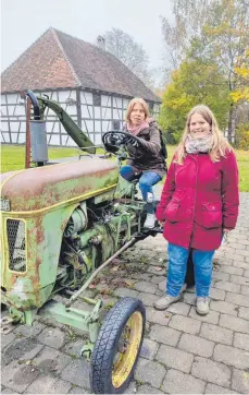  ?? FOTO: LANDRATSAM­T BIBERACH ?? Museumspäd­agogin Verena Amann (re.) wird von Kulturverm­ittlerin Claudia Böhme aus Augsburg bei der Erarbeitun­g von Angeboten für Sehbehinde­rte und Blinde unterstütz­t.