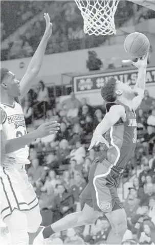  ?? JIM LYTLE/AP ?? Florida guard Jalen Hudson (3) takes it to the basket Tuesday night in Starkville, Miss.
