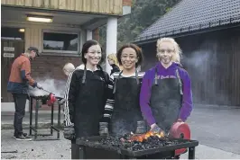  ??  ?? GØY: Klassevenn­inne Laura Veli, Abir Bashkar og Dina Aasvold synes det er gøy å gjøre noe annet enn å ha vanlig skole.