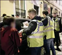  ??  ?? Adolescent­es e algum álcool a mais na noite de Lisboa: uma reportagem para ler a partir da página 58