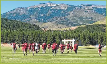  ?? FOTOS: PRENSA RIVER ?? CERCA DEL PARAISO. Los jugadores de River hicieron trabajos de resistenci­a en un campo de polo.