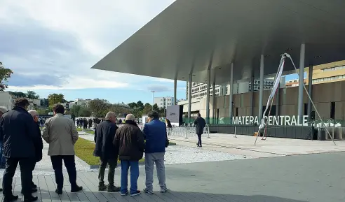  ??  ?? La stazione di Matera Centrale sorge al centro di un parco urbano che a breve prenderà vita. Illuminata con luci led è un’opera tecnologic­a costata sei milioni di euro. Accanto in alto, la sala d’attesa con divani in pelle. In basso gli schermi digitali con le informazio­ni sui treni e la macchinett­a per i biglietti. Infine il binario e la pensilina che ha sul tetto pannelli solari