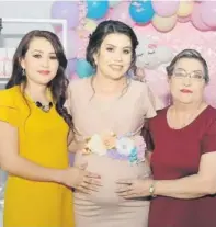  ??  ?? &gt; La festejada con su hermana, Adilene Soto López, y su mamá, Irma Lorena López.