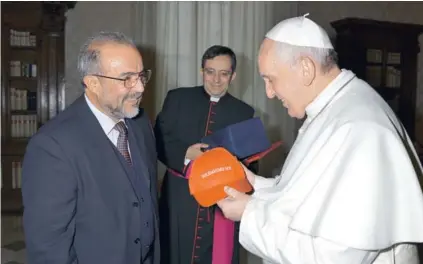  ??  ?? ►► El periodista Guillermo Sandoval junto al Papa Francisco, en 2015.