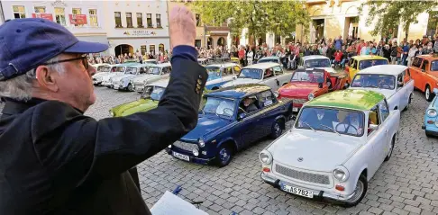  ?? FOTO: PETER MICHAELIS ?? Zum Abschluss der Vorbereitu­ngsphase zur Bewerbung für die Kulturhaup­tstadt Gera  wurde auf dem Geraer Marktplatz ein Trabi-Hup-Konzert mit  Trabis und ihren Fahrern veranstalt­et. Caspar Richter dirigierte das Stück von Moritz Eggert.