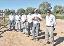  ??  ?? El equipo de trabajo de Ferusa luchó 10 meses con la sequía en el Chaco. El Dr. Mustafa Yambay (brazos arriba) explicando.