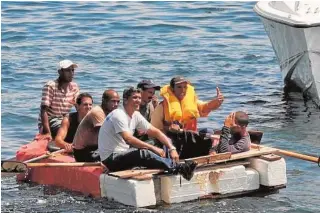  ?? // REUTERS ?? Balseros cubanos intentando alcanzar la costa de Estados Unidos