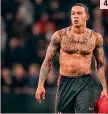  ??  ?? TRA RAP E RING
1 Memphis Depay, 21 anni, dopo il secondo gol al Bruges
LAPRESSE 2 Alla guida del Suv mimetico
3 Il ring nel salotto di
INSTAGRAM casa a Eindhoven DAILY MAIL
4 I tatuaggi in mostra
INSTAGRAM
4