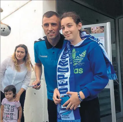  ?? FOTO: TWITTER ALAVES ?? Krsticic posa junto a una joven aficionada alavesista tras su presentaci­ón en el museo Artium de Vitoria-Gasteiz