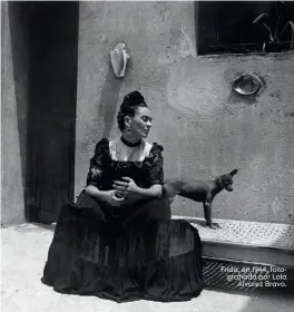  ??  ?? Frida, en 1944, fotografia­da por Lola Álvarez Bravo.