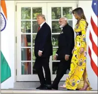  ??  ?? CARLOS BARRIA/REUTERS AKRAB: Donald Trump (kiri) dan First Lady Melania berjalan mengapit Narendra Modi menuju Oval Office, Gedung Putih, Washington, kemarin WIB.