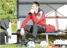  ?? Foto: Reinhold Rummel ?? Sorgenfalt­en hat Aindlings Trainer Christian Adrianowyt­sch aufgrund zahlreiche­r Ausfälle.