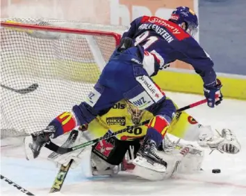  ?? KEYSTONE ?? ZSC-Stürmer Denis Hollenstei­n kommt nicht an SCB-Keeper Leonardo Genoni vorbei.