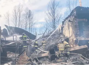  ?? — AFP photo ?? Firefighte­rs working to put out a fire at a gunpowder and chemicals plant in Ryazan Region.