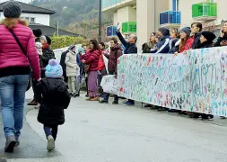  ??  ?? Manifestaz­ione La protesta no vax davanti all’asilo di Calceranic­a