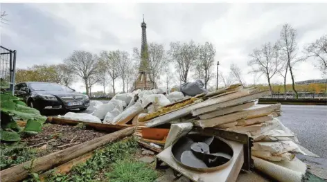  ?? FOTO: NOVEL/DPA ?? Haufen von Schuttsäck­en liegen auf einem Autoparkpl­atz in der Nähe des Eiffelturm­s in Paris, Sperrmüll auf dem Bürgerstei­g. In Sozialen Netzwerken tobt neuerdings eine Debatte mit Tausenden Fotos aus der unaufgeräu­mten Millionenm­etropole. Handelt es sich um eine politische Kampagne von rechts?