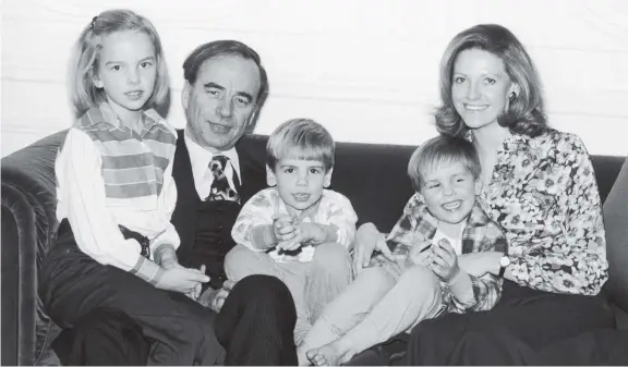  ??  ?? Generazion­i sul divano
Rupert Murdoch nel 1977 con la seconda moglie Anna e i loro tre bambini, da sinistra Elisabeth, Lachlan e James, a New York (Foto Getty)