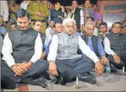  ?? SANCHIT KHANNA/HT ?? Chief secretary Anshu Prakash (centre) with other senior officers during a protest outside Rajghat on Wednesday.