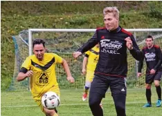  ?? Foto: Karin Tautz ?? André Prues (links) und der SV Ehingen beendeten gegen den TSV Welden (rechts Maximilian Breitmoser) ihre Niederlage­nserie.