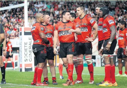  ?? Photos Midi Olympique et Icon Sport ?? En haut à gauche, le talonneur Jody Jenneker exulte après une victoire à domicile contre le Racing 92 qui fait d’Oyonnax un prétendant légitime aux phases finales alors que trois jours avant, le groupe oyonnaxien avait fait une fiesta mémorable. Deux semaines plus tôt, les Oyomen s’étaient également imposés à Clermont (en bas au centre), où l’on voit le manager Christophe Urios et son staff célébrer une victoire historique. Soudés comme un seul homme, les Jenneker, Clerc, Tichit, Lassalle, Power, Missoup et Paea en arrière-plan (en haut à droite) s’étaient qualifiés et avaient fait plier le Stade toulousain en barrage à Ernest-Wallon, notamment grâce à un essai du puissant centre marqué juste avant la mi-temps (en bas à droite). Compétiteu­r hors pair, le troisième ligne samoan Maurie Fa’asavalu avait rejoint le club de l’Ain avec la ferme intention de remporter le Top 14. À l’époque, certains l’avaient pris pour un fou…