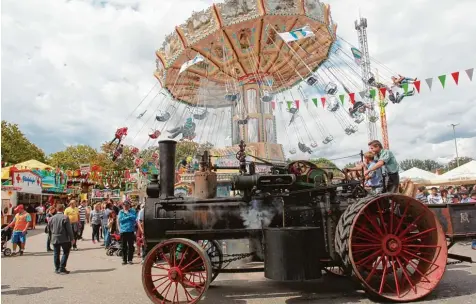  ??  ?? So sah das vor vier Jahren aus: Eine Dampfmasch­ine aus dem Jahr 1907 aus der Ausstellun­g historisch­er Schaustell­erfahrzeug­e drehte im Bereich des Historisch­en Plärrers eine Runde. Auch beim diesjährig­en Herbstplär­rer wird es wieder ein Areal geben, das sich der Geschichte des Volksfeste­s widmet.