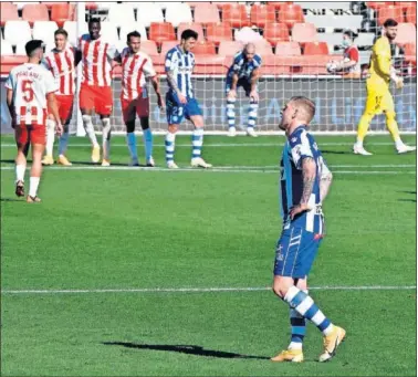  ??  ?? Guidetti se lamenta después de uno de los goles del Almería.