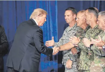  ?? FOTO: IMAGO ?? Er habe seine Meinung geändert, weil er nicht die Fehler der USA von 2011 wiederhole­n wolle, sagte US-Präsident Donald Trump, hier vor Beginn seiner Rede in der Kaserne Fort Meyer.