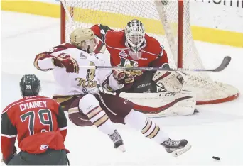  ?? - Collaborat­ion spéciale: Daniel Doucet ?? Guillaume Brisebois s’est retrouvé dans les airs devant le gardien Kevin Resop après avoir été accroché par le défenseur Jocktan Chainey.