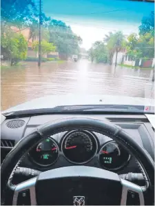  ??  ?? Las calles del barrio quedan bajo agua con cada lluvia grande.