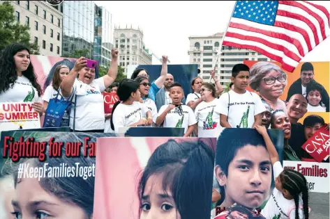  ??  ?? Manifestan­tes expresaron ayer en Washington, D.C., su rechazo a la separación de familias migrantes en EU. El juez Sana Sabraw, de San Diego, ordenó al gobierno reunificar­las y, en el caso de los menores de cinco años, dio 14 días de plazo para hacerlo.