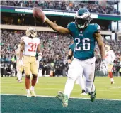  ?? TIM NWACHUKWU/GETTY ?? Miles Sanders of the Philadelph­ia Eagles scores a 13-yard touchdown against the San Francisco 49ers during the second quarter.