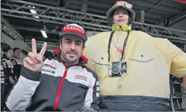  ??  ?? SEGUIDORES. Fernando Alonso disfrutó en las 6 Horas de Fuji de los peculiares aficionado­s japoneses.