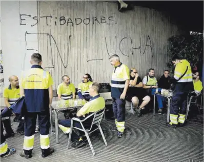  ?? Ferran Nadeu ?? Estibadore­s del puerto de Barcelona en la sede de Estibarna.