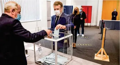  ??  ?? El presidente de Francia vota en unas elecciones donde predominó el abstencion­ismo.