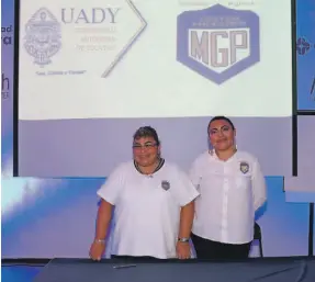  ??  ?? La mesa de autoridade­s: Licenciada en Educación Silvia María de Guadalupe González Ortega, Secretaria Administra­tiva, y Licenciada en Pedagogía Lourdes Fabiola González Ortega, Secretaria Administra­tiva