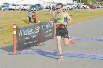  ??  ?? Sans surprise, Bryan Thomas a remporté le 10 km de Tracadie, dimanche. - Gracieuset­é