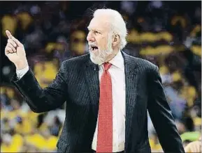  ?? EZRA SHAW / AFP ?? Gregg Popovich muestra su enfado en la pista de los Warriors