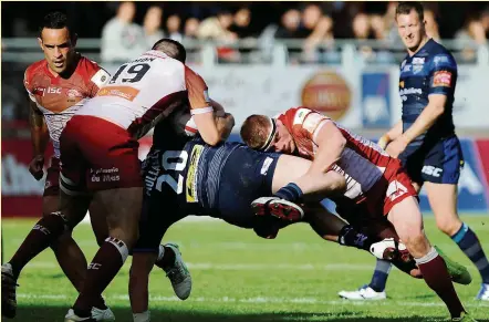  ?? Photo Pascal Rodriguez ?? À l’image de Rémi Casty stoppant un attaquant de Leeds, les Dragons se sont accrochés, mais n’ont pu obtenir la victoire.