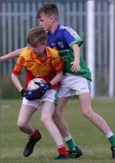  ??  ?? Jake Gilshinan (Sarsfields) under pressure from Kevin Rowe.