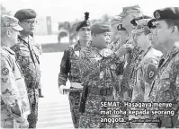  ?? — Gambar Bernama ?? SEMAT: Hasagaya menyemat toha kepada seorang anggota.