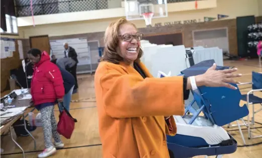  ?? RICK MAJEWSKI/FOR THE SUN-TIMES ?? 5th Ward Ald. Leslie Hairston votes Tuesday at O’Keefe Elementary School.