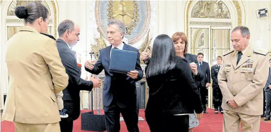  ?? Presidenci­a ?? El Presidente rindió homenaje a las fuerzas de seguridad, junto a la ministra Bullrich