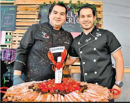  ?? ALFONSO MANZANO ?? Los chefs de la paella ganadora (lechón con setas) y los creadores de la Paella ibérica, de Laredo.