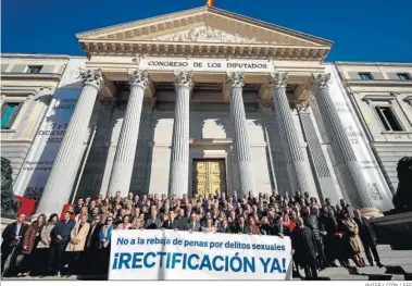  ?? JAVIER LIZÓN / EFE ?? Parlamenta­rios del PP y algunos de Vox se concentran contra la ley del ‘solo sí es sí’.